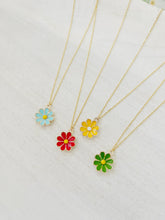 Load image into Gallery viewer, Vintage Daisy Flower pendant necklace