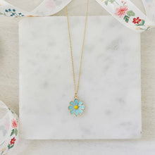 Load image into Gallery viewer, Vintage Daisy Flower pendant necklace