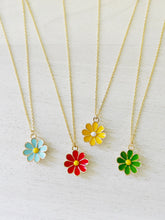 Load image into Gallery viewer, Vintage Daisy Flower pendant necklace