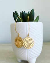 Load image into Gallery viewer, Fern dangle disc earrings