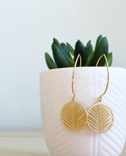 Load image into Gallery viewer, Fern dangle disc earrings